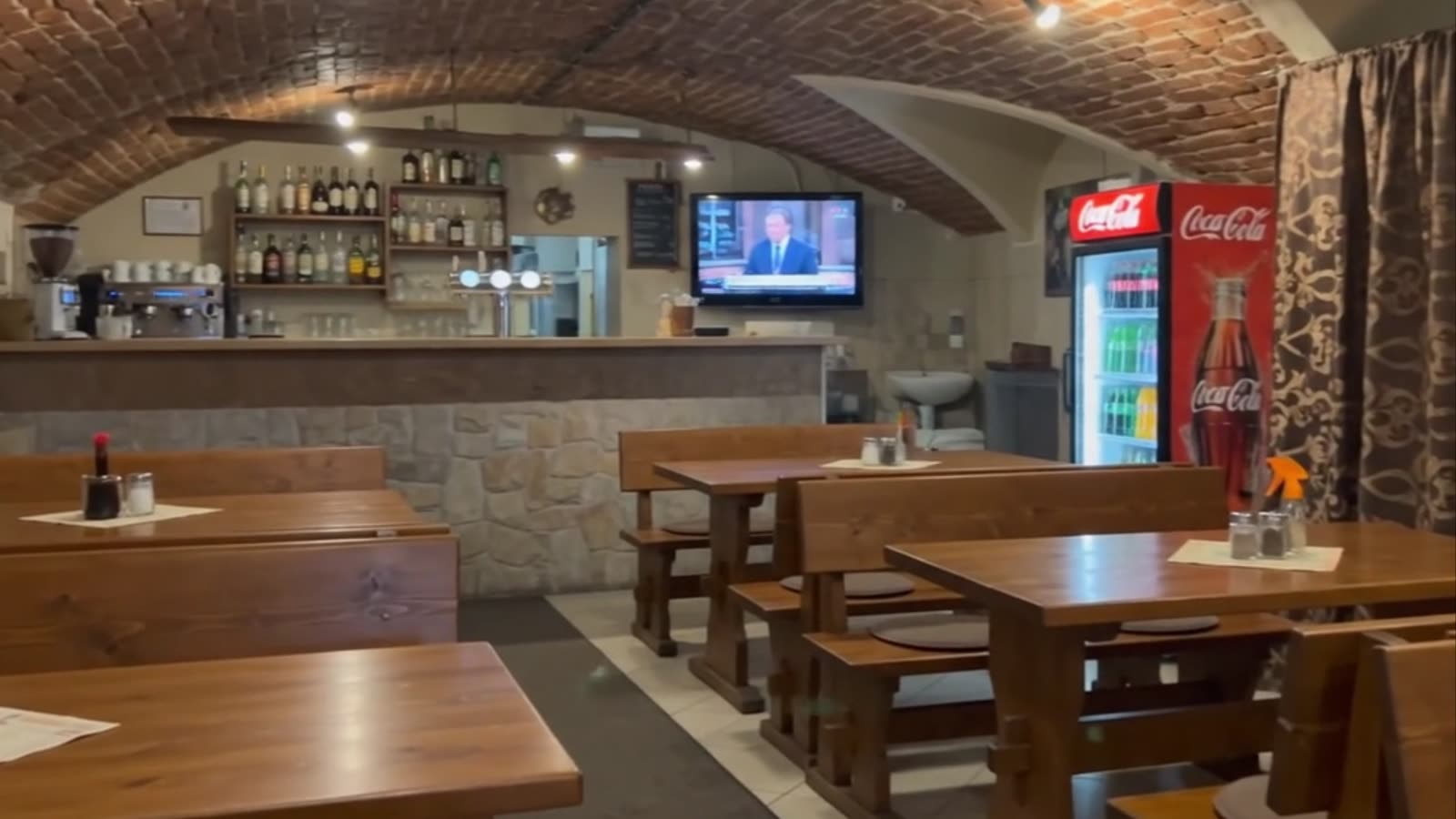 Bar s čapovaným pivom vo Veterán Pube
