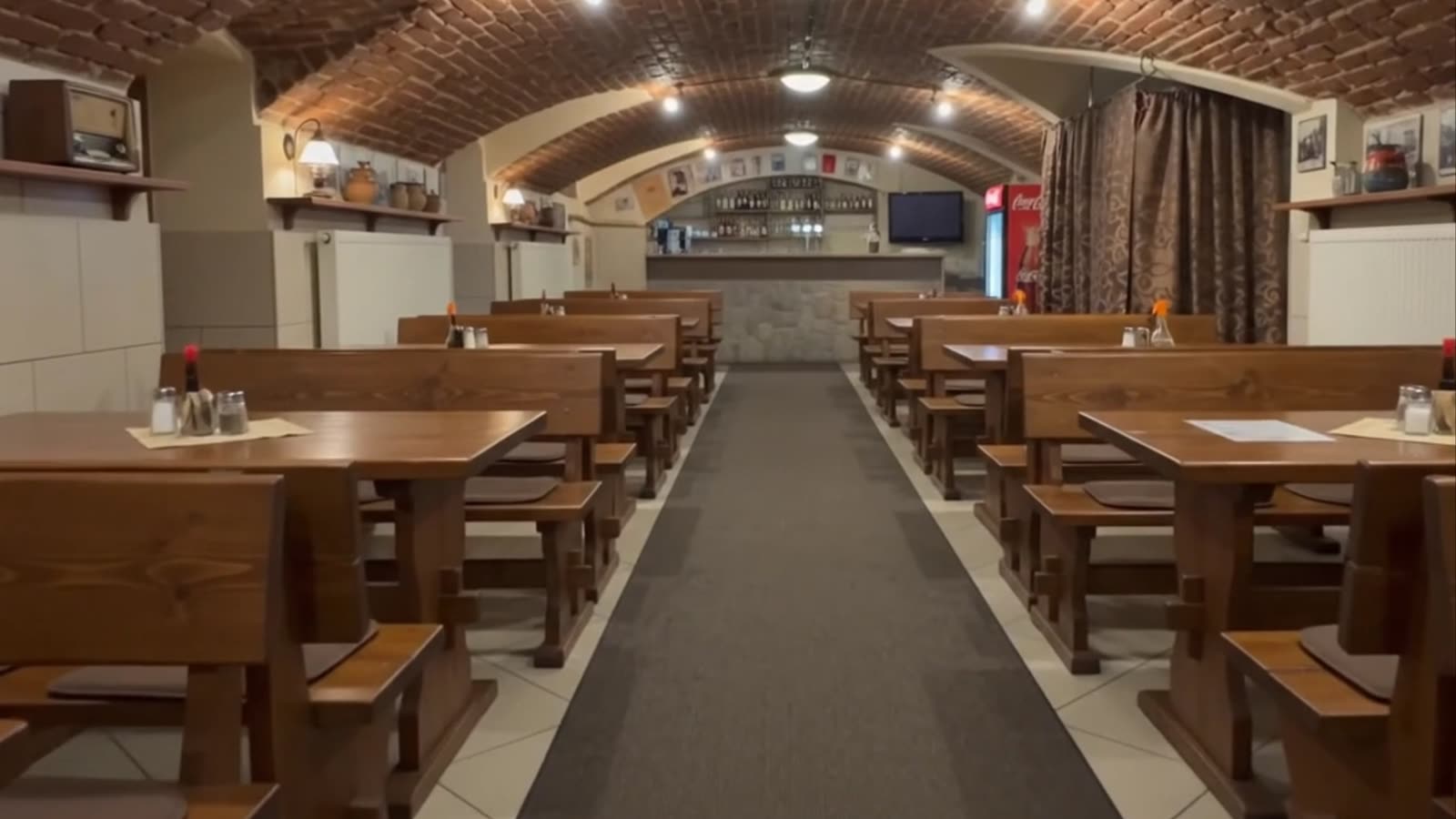 Interiér Veterán Pubu s tehlovou klenbou a drevenými lavicami