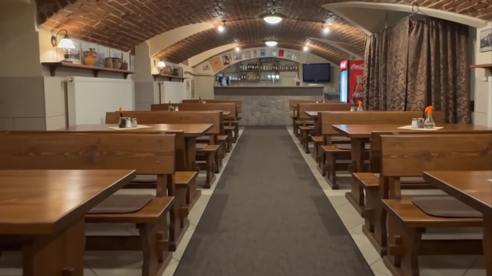 Drevené stoly v pivnici Veterán Pubu